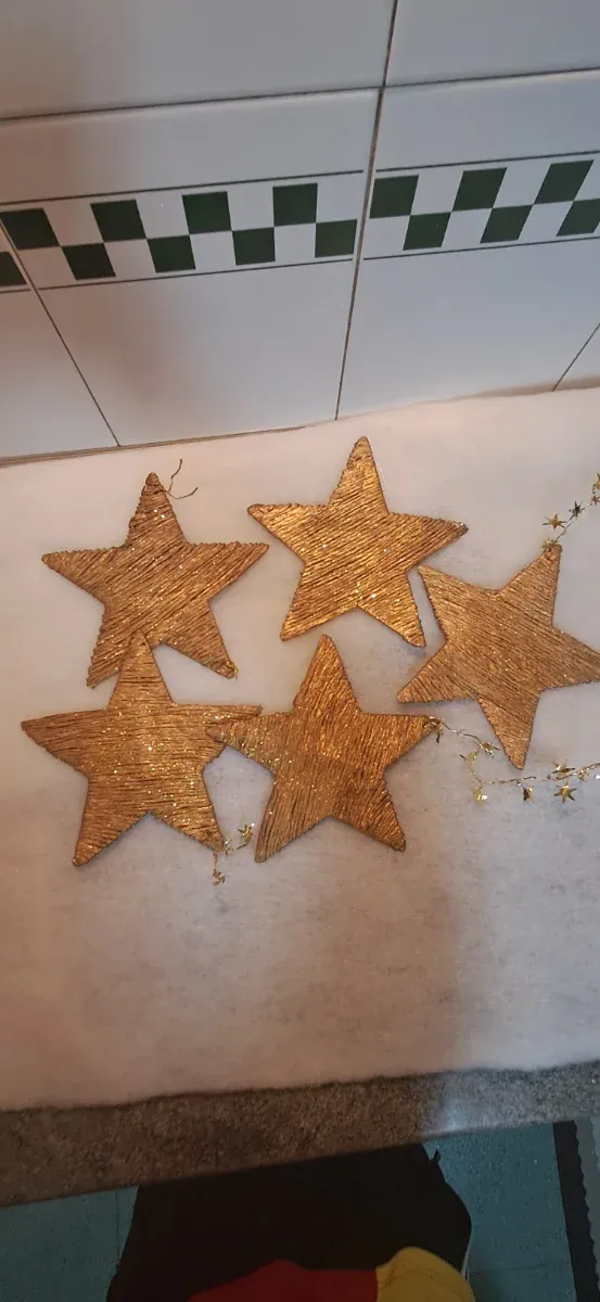 Estrellas decorativas doradas