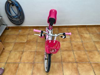 Bicicleta infantil rosa con asiento