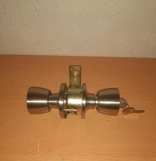 Pomo para puerta interior con cerradura y llave