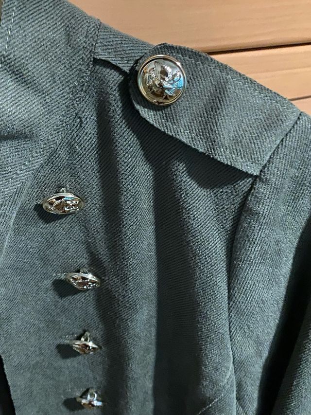 Chaqueta militar verde botones dorados