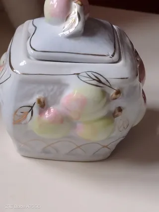 Azucarero de porcelana con tapa y frutas