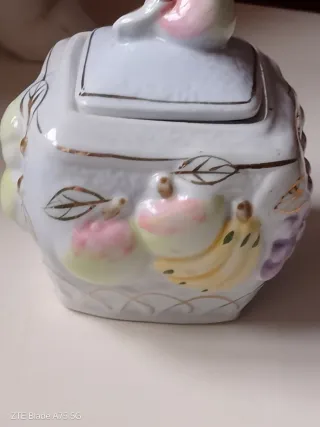 Azucarero de porcelana con tapa y frutas