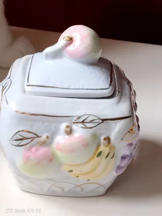 Azucarero de porcelana con tapa y frutas