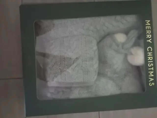 Zapatillas de casa grises y blancas