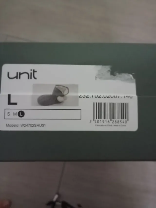 Zapatillas de casa grises y blancas