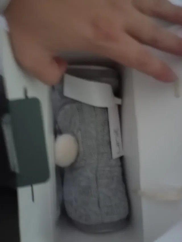 Zapatillas de casa grises y blancas