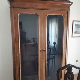 Armadio antico in legno con ante in vetro