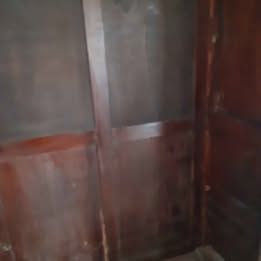 Armadio antico in legno con ante in vetro