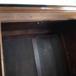 Armadio antico in legno con ante in vetro