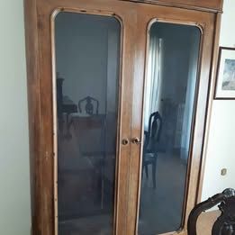 Armadio antico in legno con ante in vetro