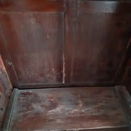 Armadio antico in legno con ante in vetro