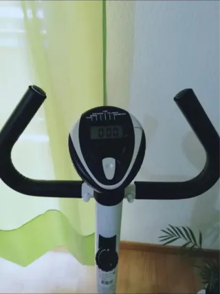 Bicicleta Estática Blanca y Negra