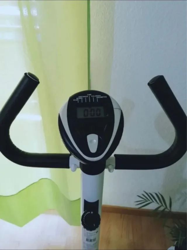 Bicicleta Estática Blanca y Negra