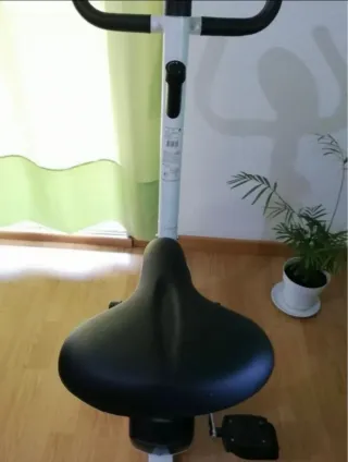 Bicicleta Estática Blanca y Negra