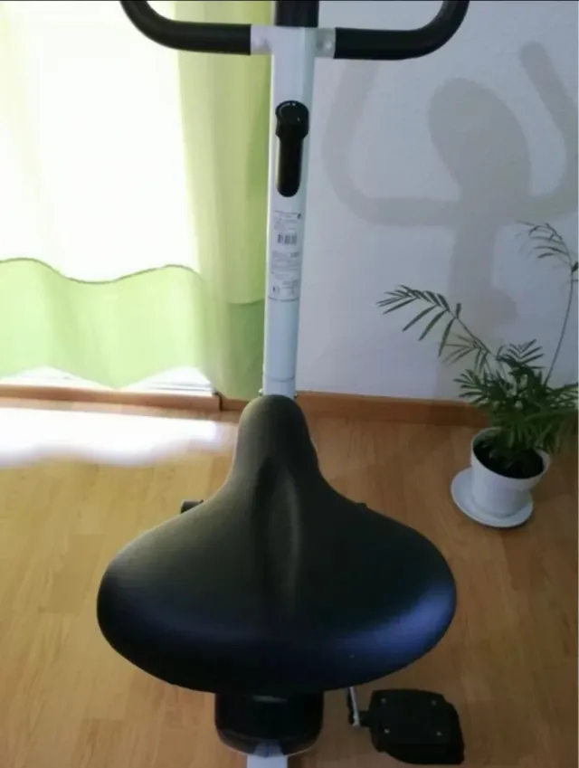 Bicicleta Estática Blanca y Negra