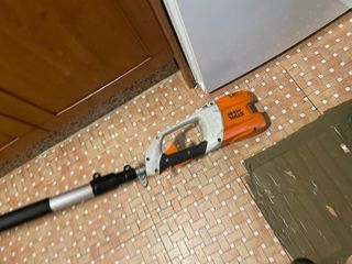 Motosierra de Pértiga con batería y cargador.