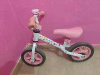 Bicicleta de aprendizaje niña