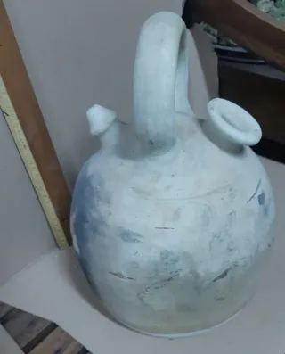 Botijo antiguo con pintura valenciana.