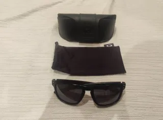 Gafas de sol negras y blancas sin estrenar