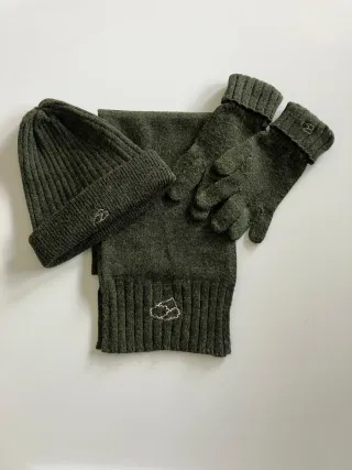 Conjunto bufanda, gorro y guantes verde