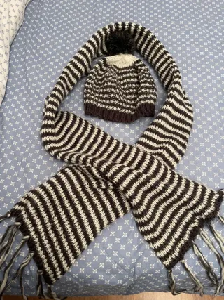 Conjunto gorro y bufanda rayas grises.