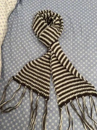 Conjunto gorro y bufanda rayas grises.