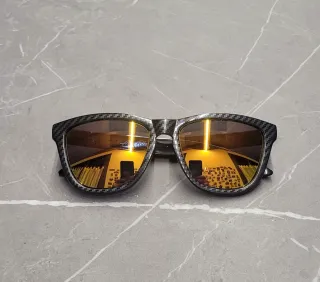 Occhiali da sole neri con lenti arancio