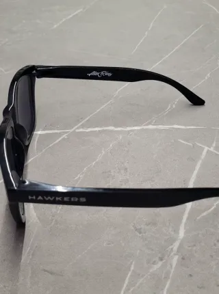 Occhiali da sole neri con lenti arancio