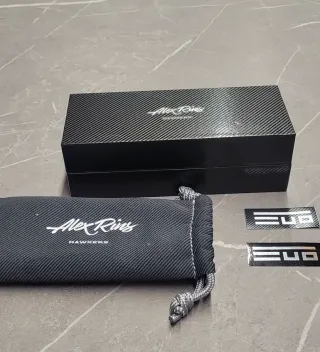 Occhiali da sole neri con lenti arancio