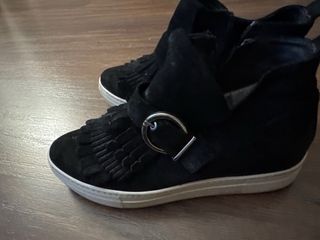 Botines negros con flecos de ante y bolso piel