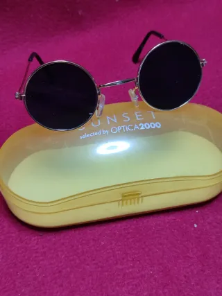 Gafas vintage redondas doradas y negras