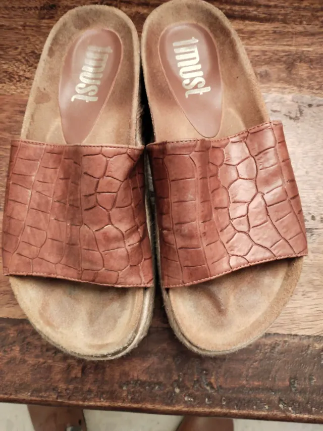 Sandalias 1 must piel cocodrilo marrones