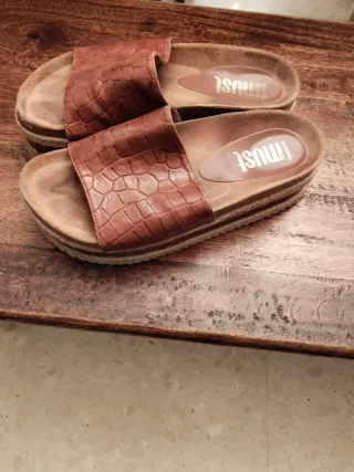 Sandalias 1 must piel cocodrilo marrones