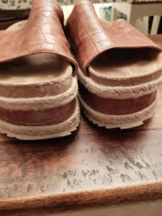 Sandalias 1 must piel cocodrilo marrones