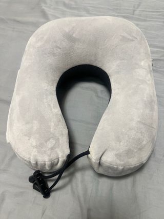 Almohada cervical gris forma U