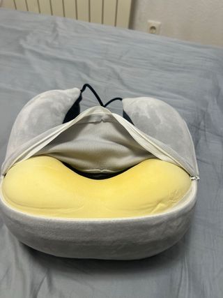 Almohada cervical gris forma U