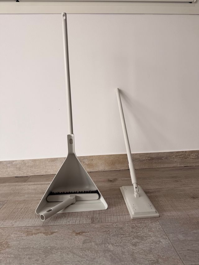 Recogedor y escobilla gris