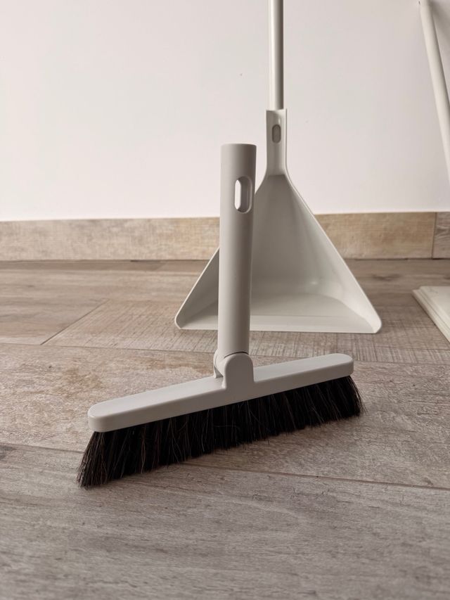 Recogedor y escobilla gris