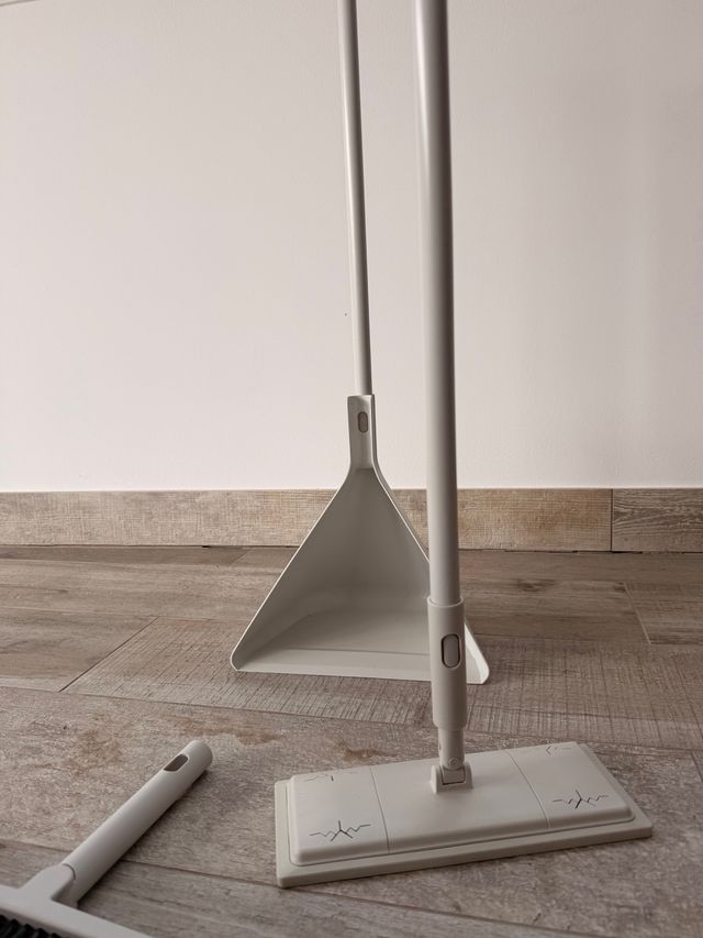 Recogedor y escobilla gris