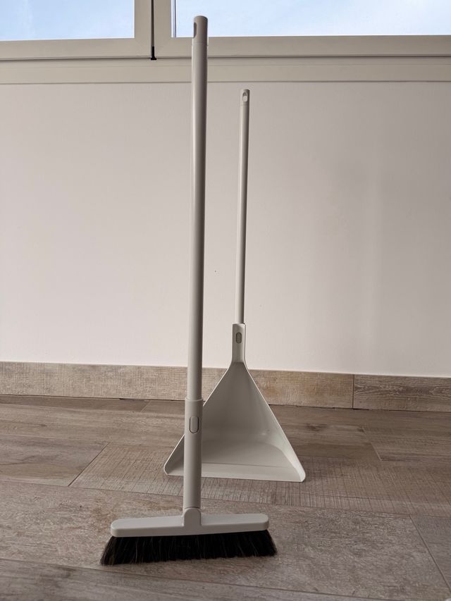 Recogedor y escobilla gris