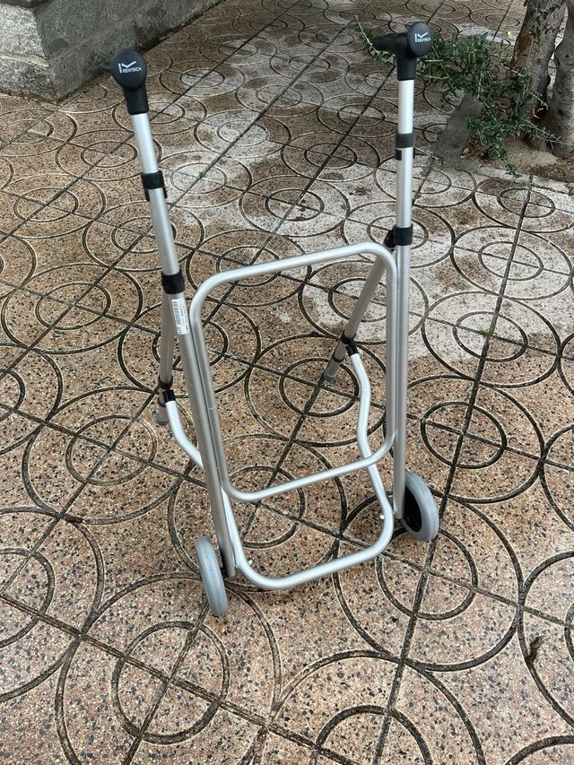 Andador para adultos con ruedas delanteras.