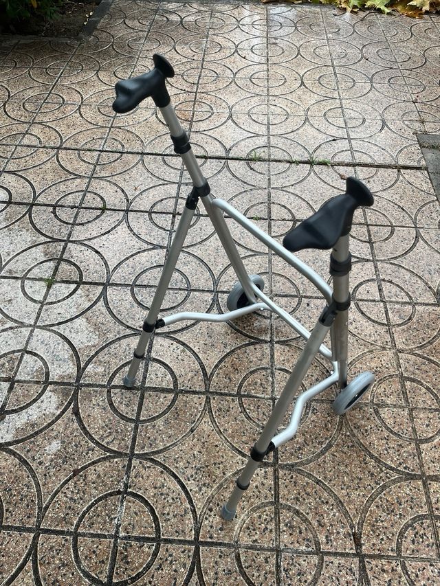 Andador para adultos con ruedas delanteras.
