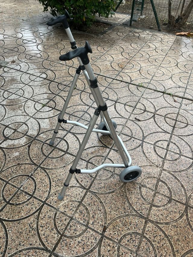 Andador para adultos con ruedas delanteras.