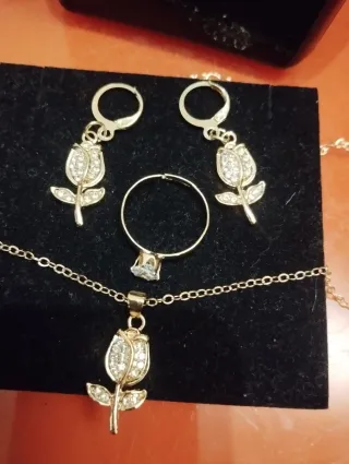 Conjunto de joyería rosa con diamantes