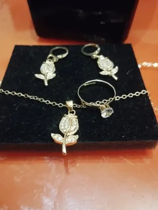 Conjunto de joyería rosa con diamantes