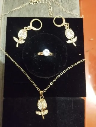 Conjunto de joyería rosa con diamantes