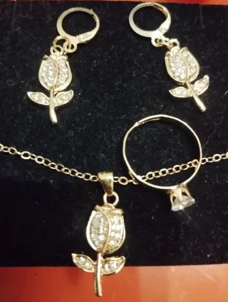 Conjunto de joyería rosa con diamantes