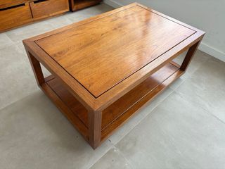 Mesa redonda y muebles de madera maciza