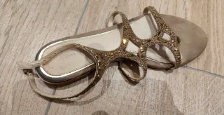 Sandalias planas Zara pedrería.