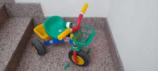 Triciclo infantil con cesta y asiento